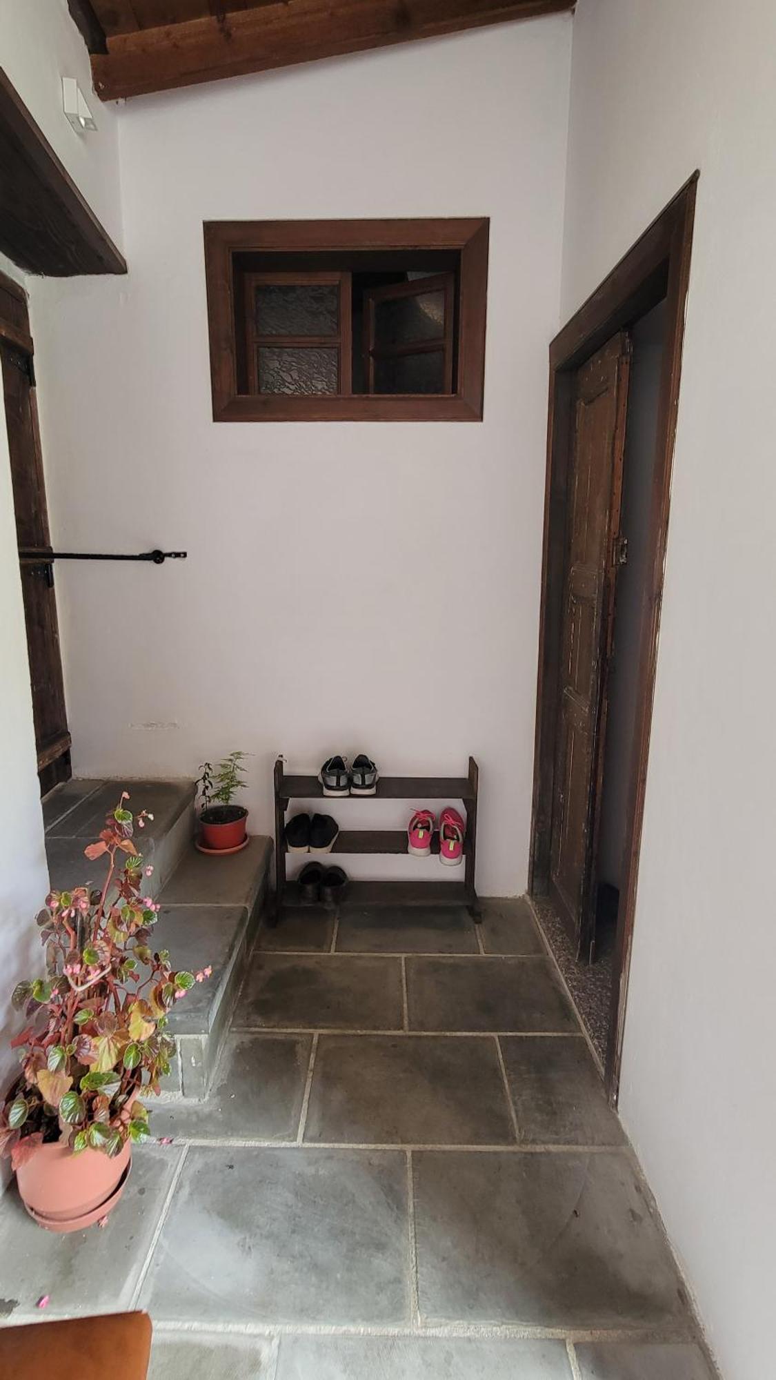 Guest House Mangalem เบราท ภายนอก รูปภาพ