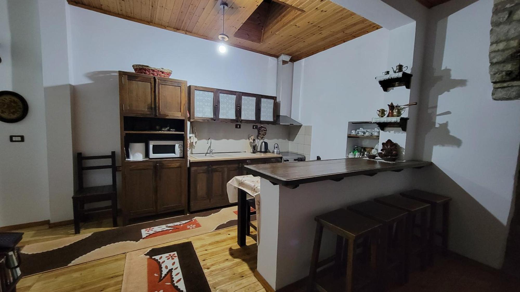 Guest House Mangalem เบราท ภายนอก รูปภาพ