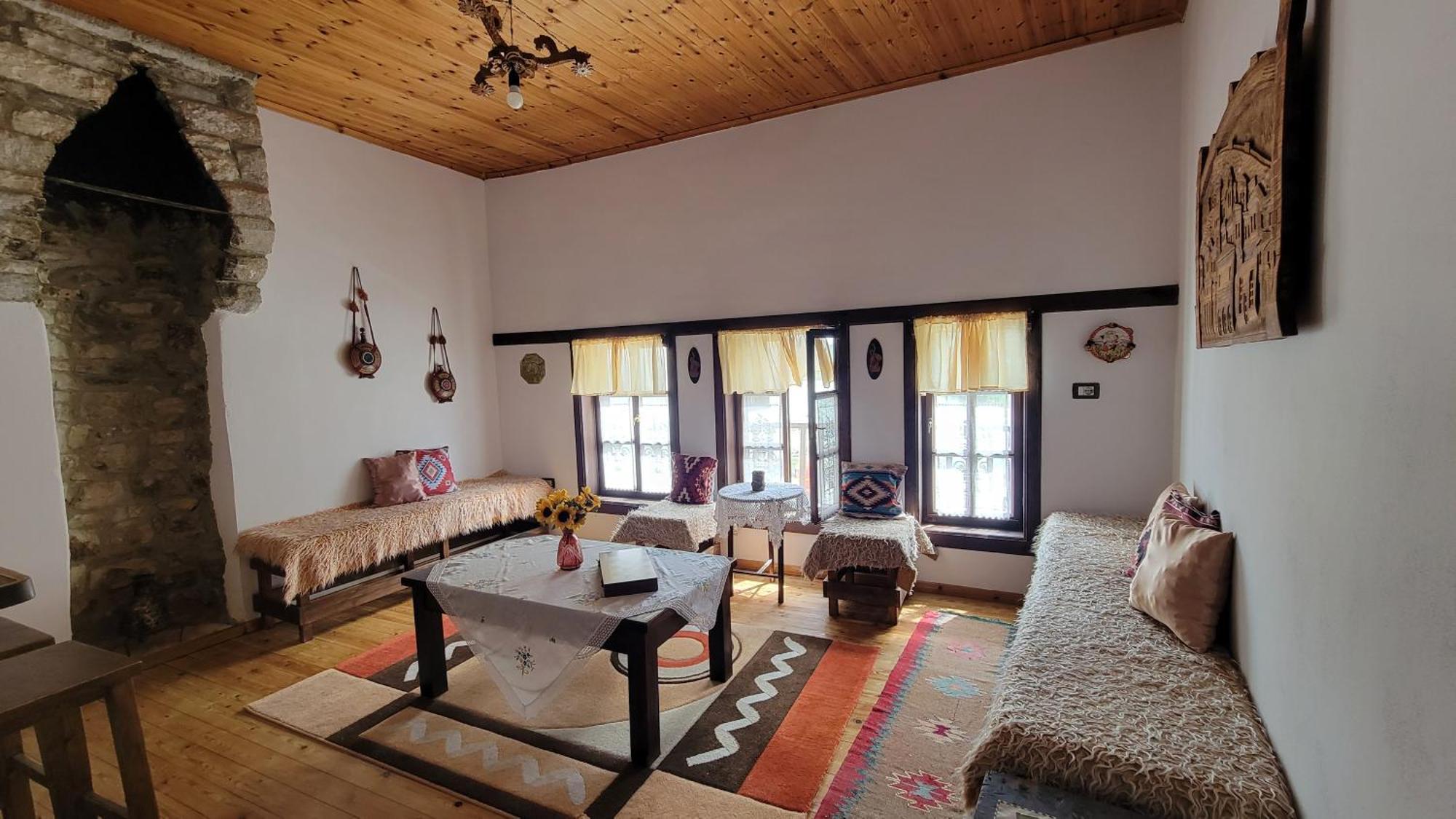 Guest House Mangalem เบราท ภายนอก รูปภาพ