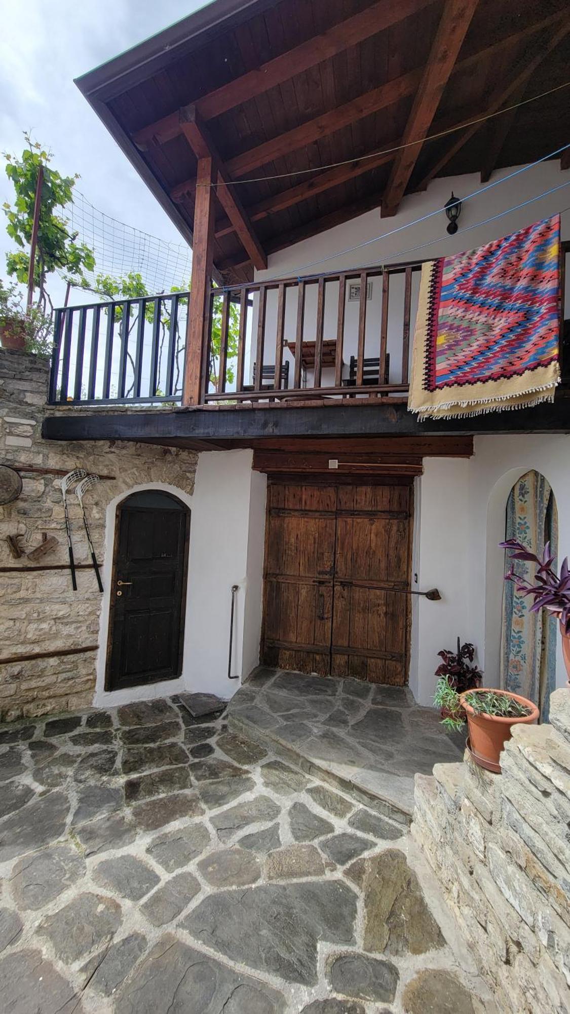 Guest House Mangalem เบราท ภายนอก รูปภาพ