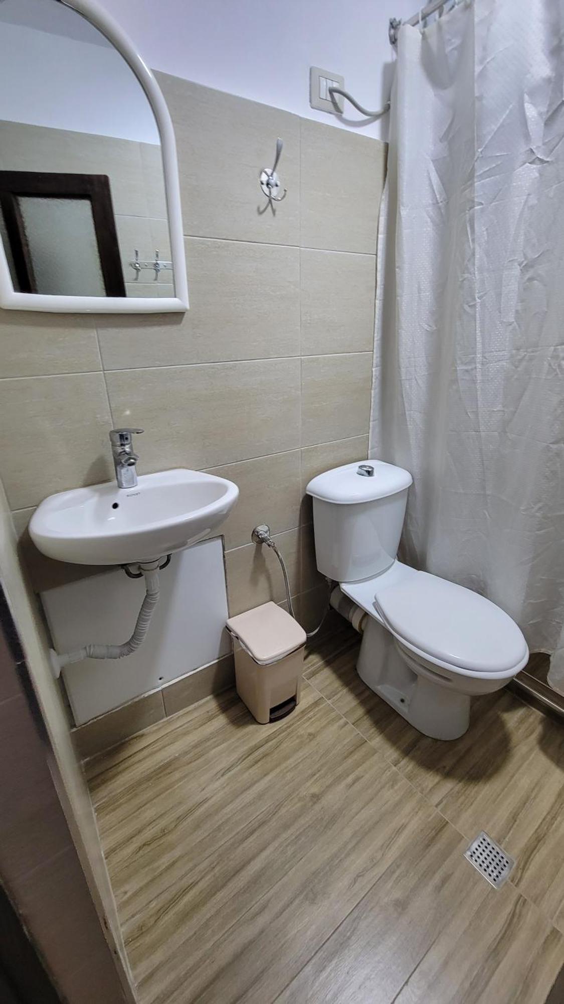 Guest House Mangalem เบราท ภายนอก รูปภาพ