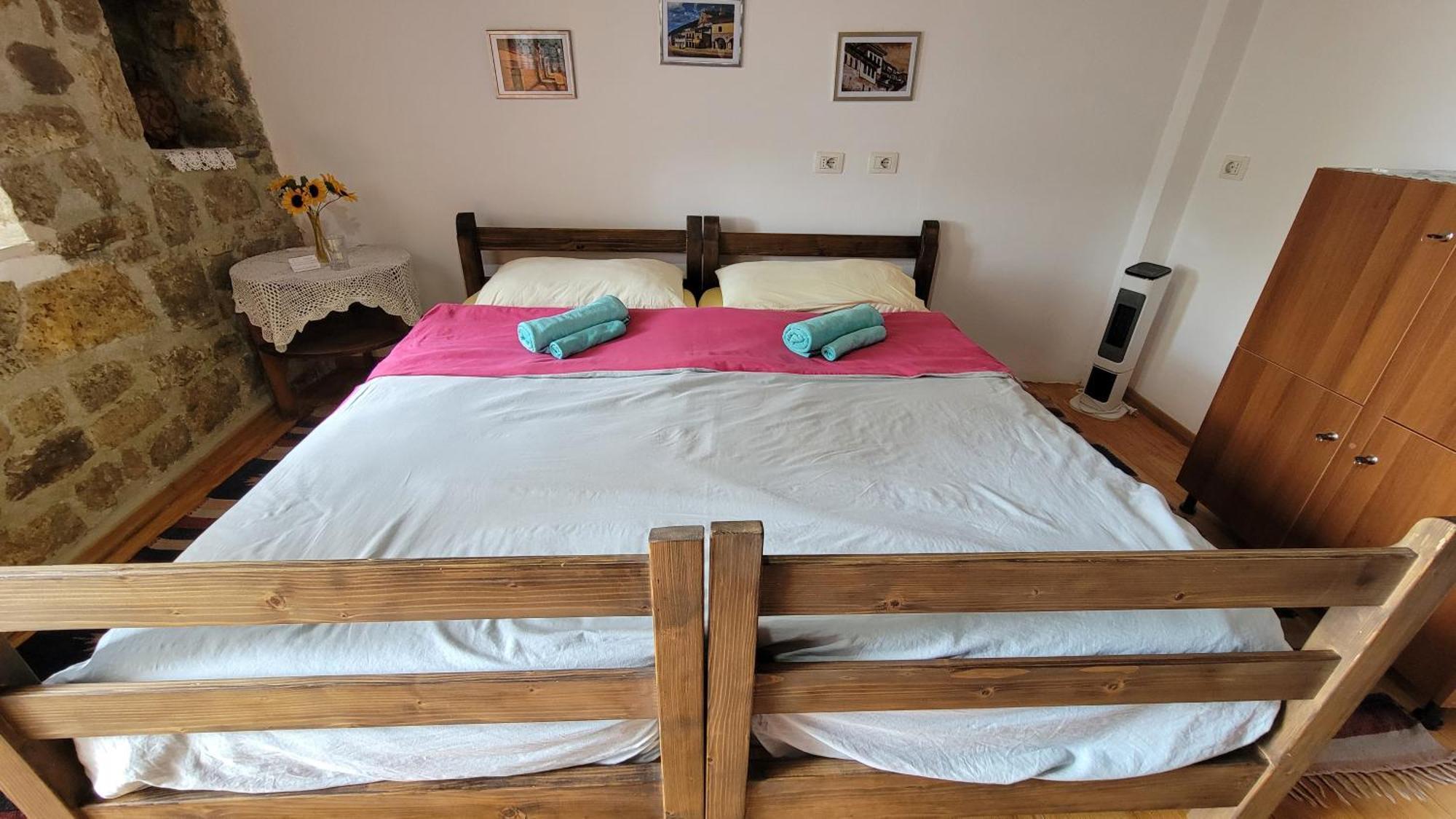 Guest House Mangalem เบราท ภายนอก รูปภาพ