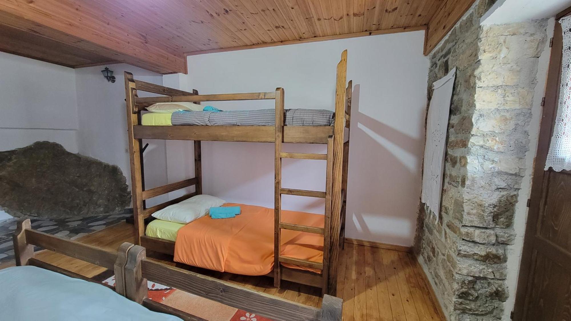 Guest House Mangalem เบราท ภายนอก รูปภาพ