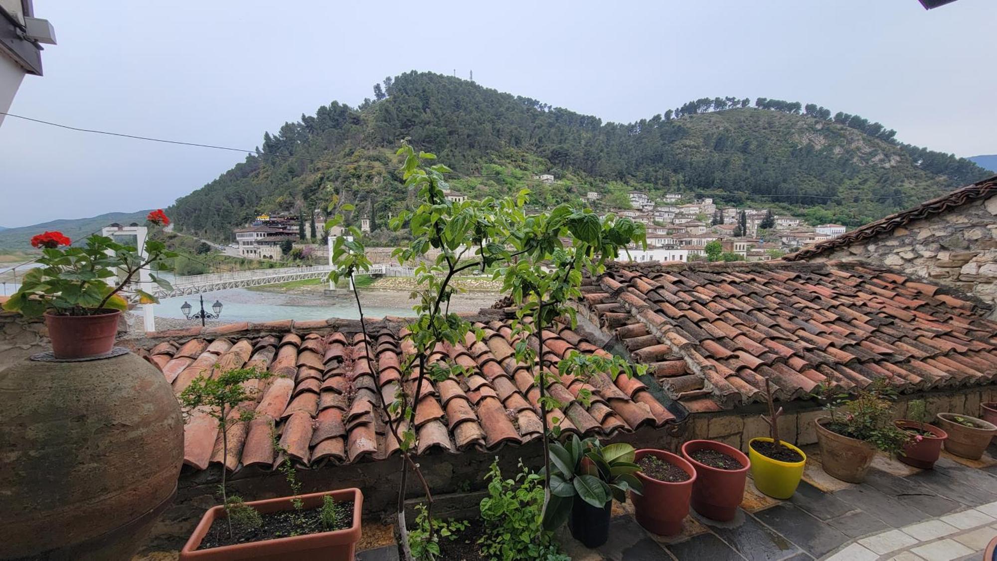 Guest House Mangalem เบราท ภายนอก รูปภาพ