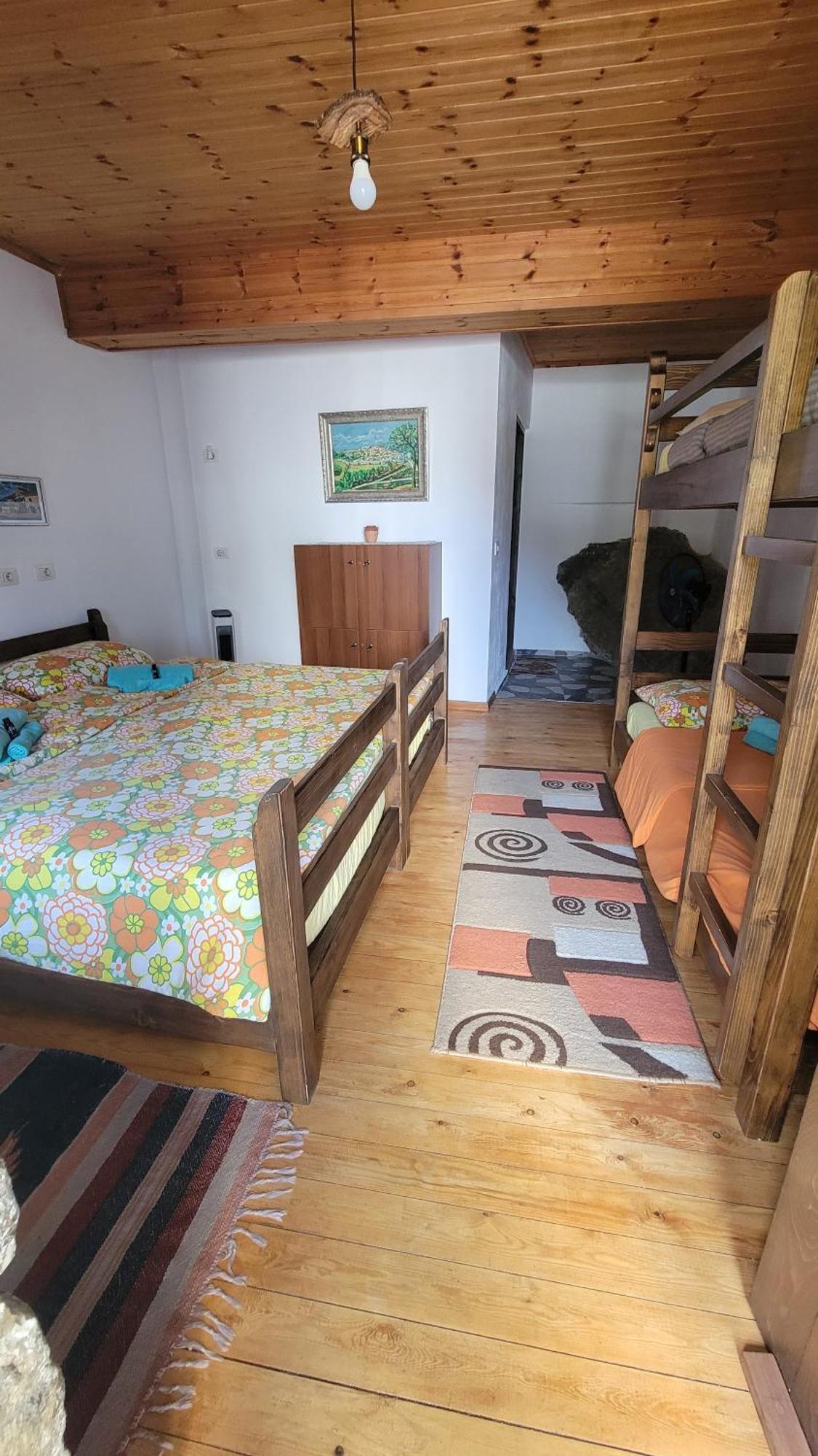 Guest House Mangalem เบราท ภายนอก รูปภาพ