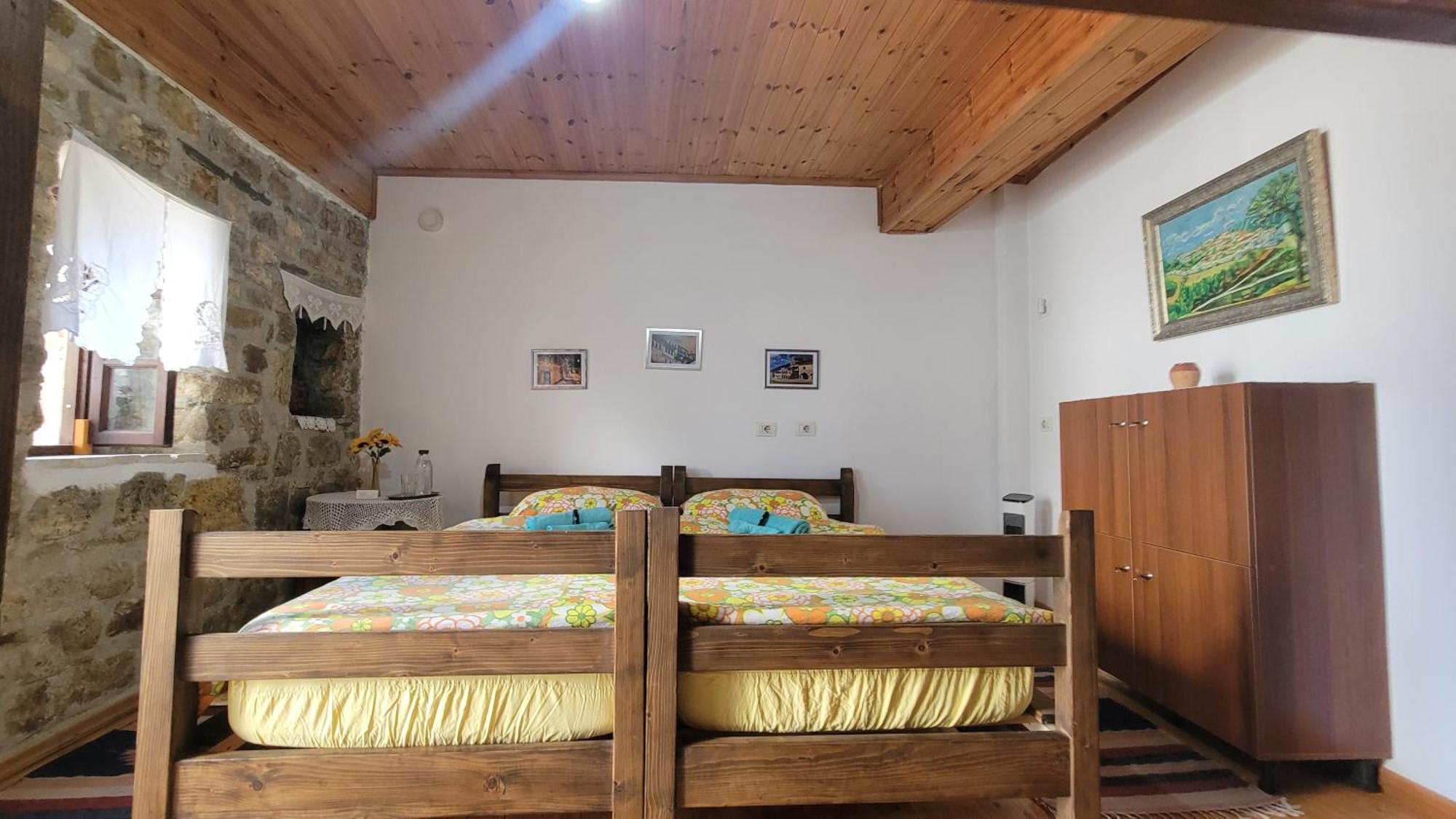 Guest House Mangalem เบราท ภายนอก รูปภาพ