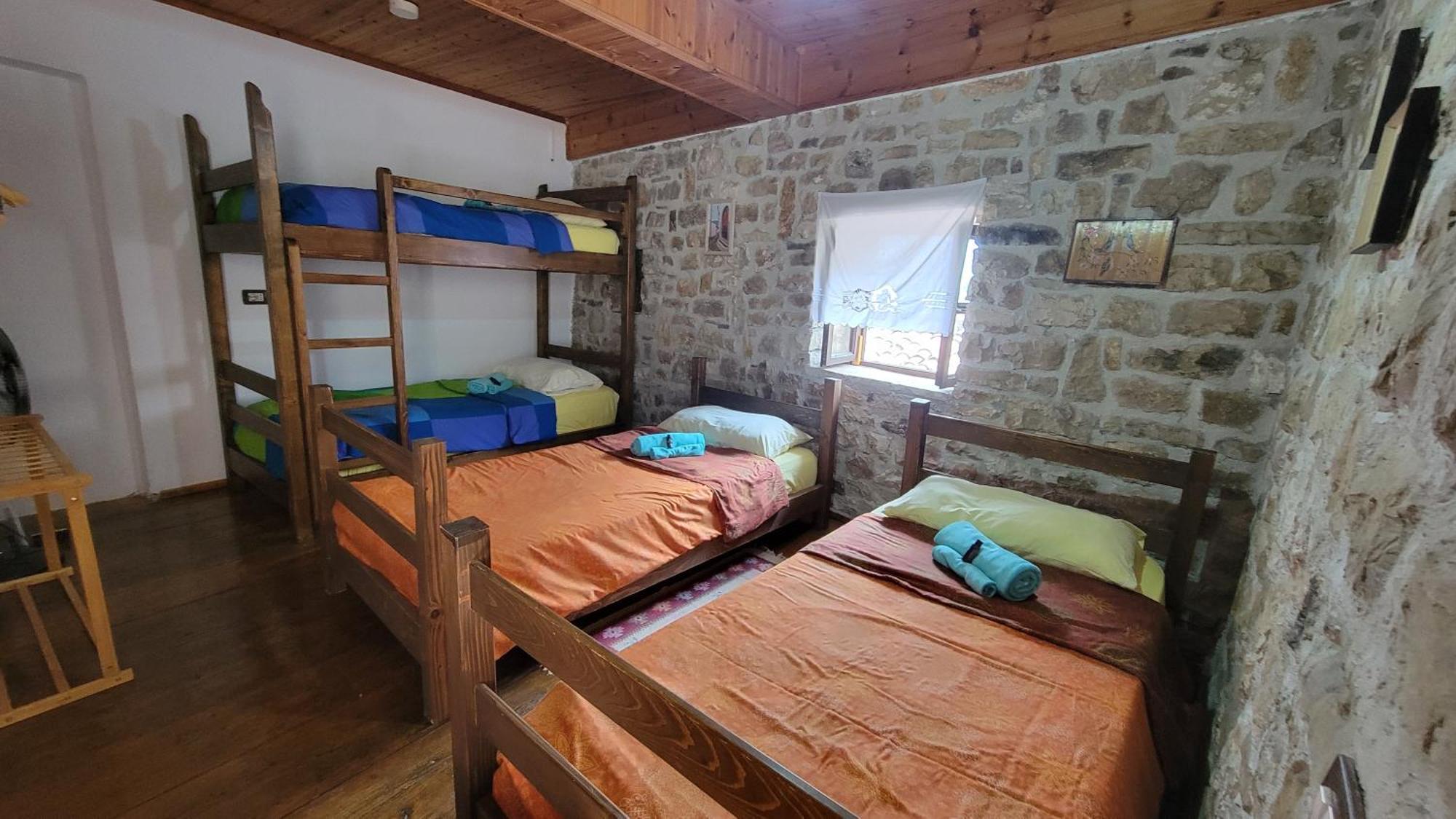 Guest House Mangalem เบราท ภายนอก รูปภาพ