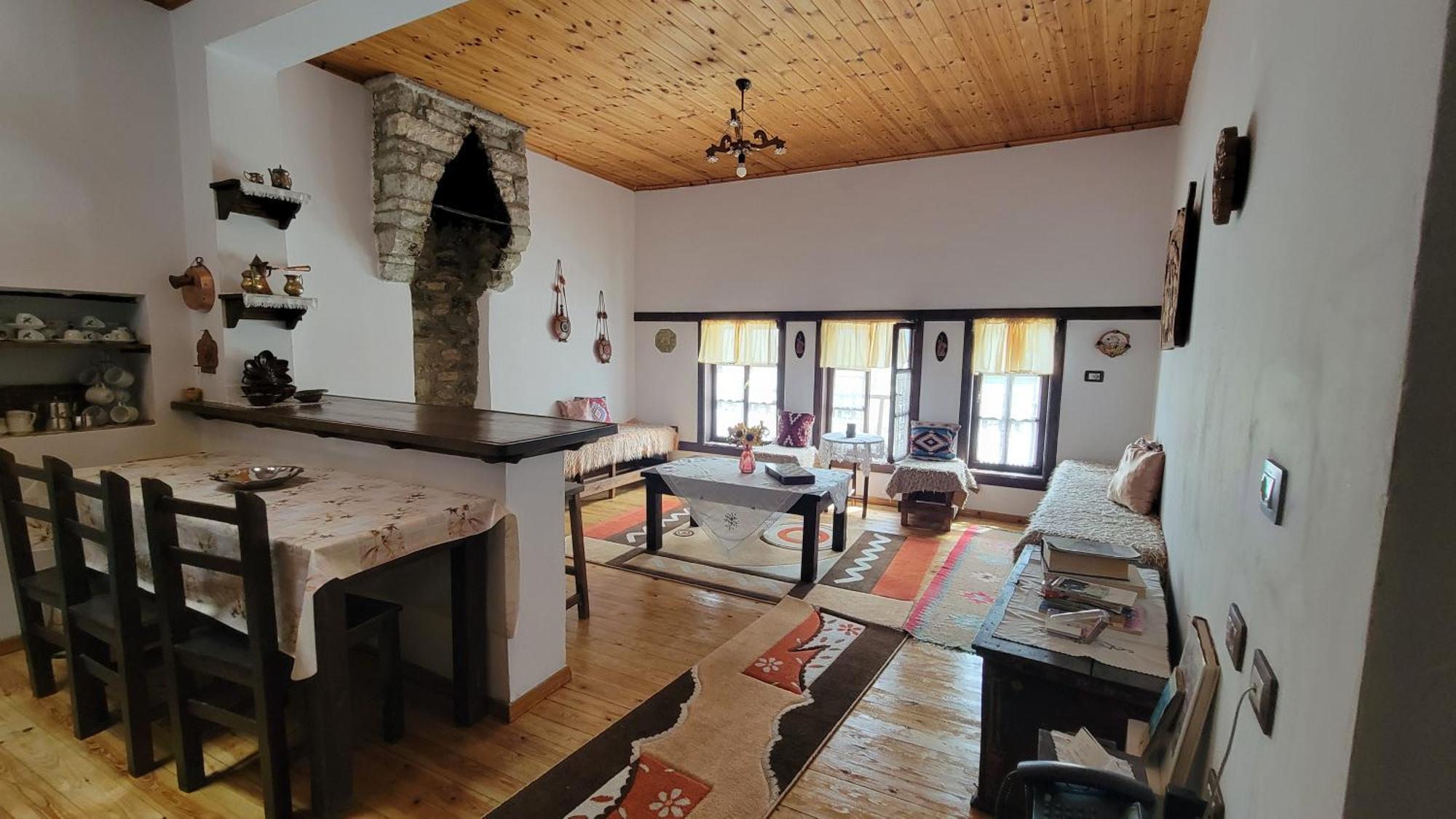 Guest House Mangalem เบราท ภายนอก รูปภาพ
