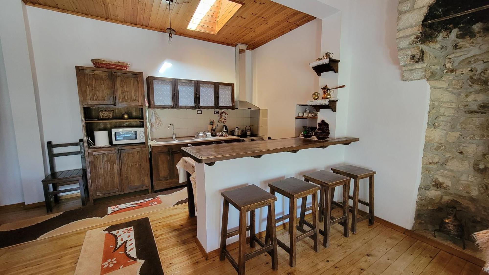 Guest House Mangalem เบราท ภายนอก รูปภาพ