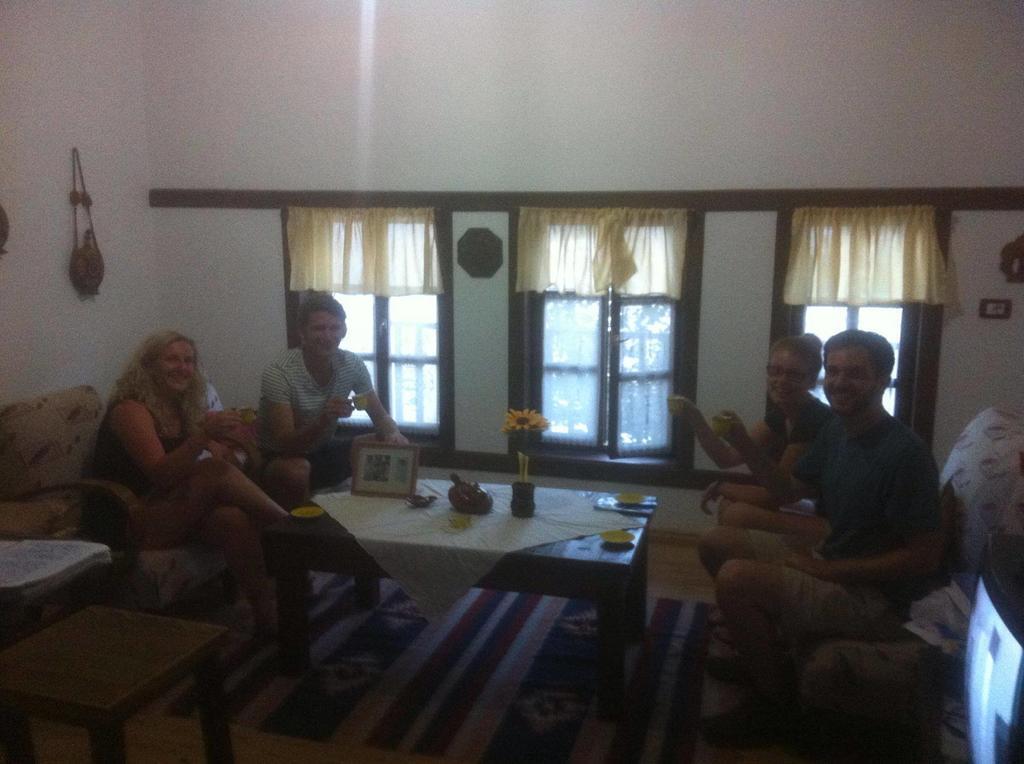 Guest House Mangalem เบราท ภายนอก รูปภาพ