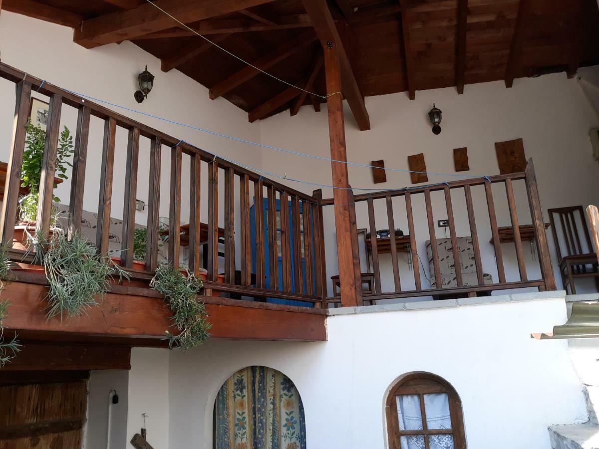 Guest House Mangalem เบราท ภายนอก รูปภาพ